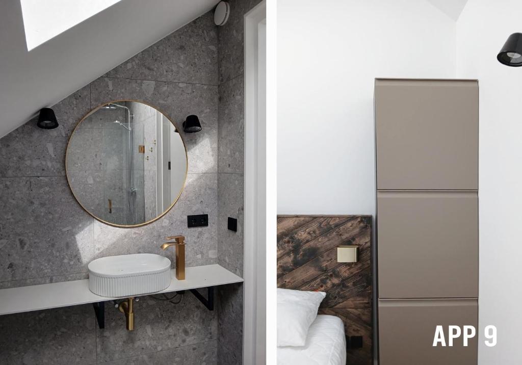 un baño con lavabo y espejo en Tussen Dijken, en Hollum