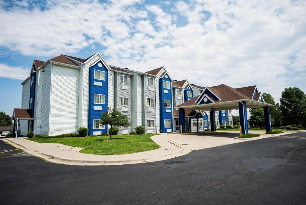 un gran edificio azul y blanco en Microtel Inn &amp; Suites Cheyenne, en Cheyenne