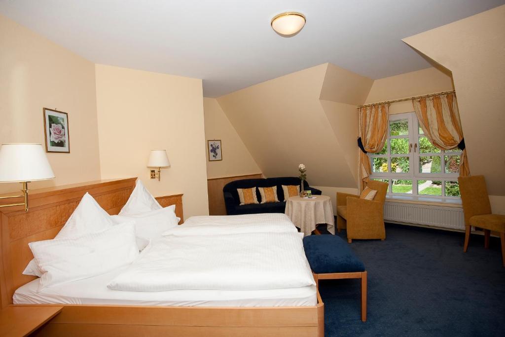Una cama o camas en una habitación de Hotel Springiersbacher-Hof