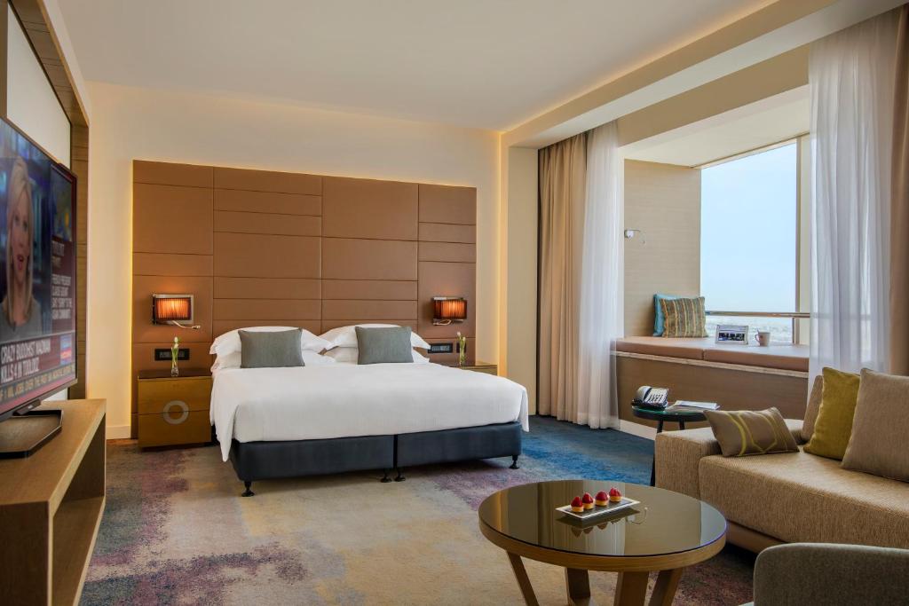 Postel nebo postele na pokoji v ubytování Towers Rotana - Dubai