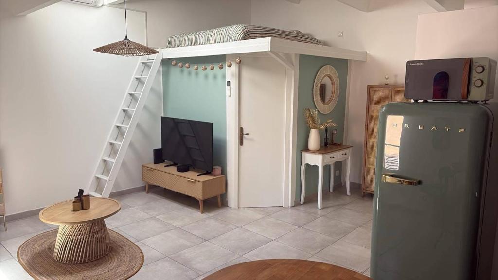 een woonkamer met een koelkast en een televisie bij Appartement chaleureux climatisé in La Ciotat