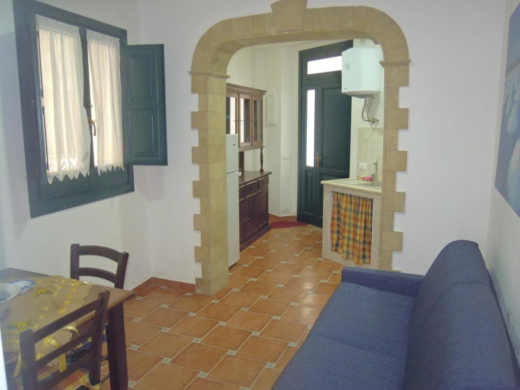 トラーパニにあるTrapani Centro Little Homeのリビングルーム(青いソファ、テーブル付)