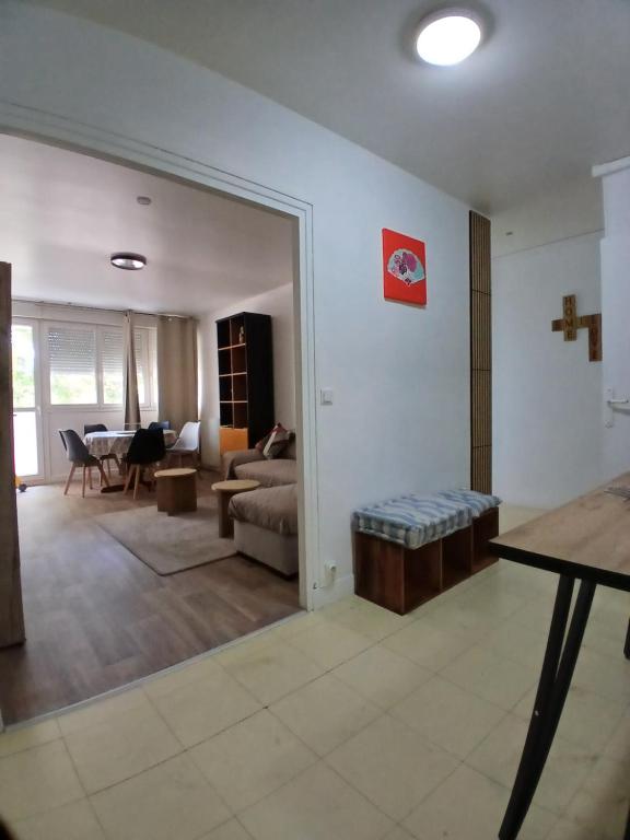 a living room with a couch and a table at Spacieux et Confortable in Compiègne