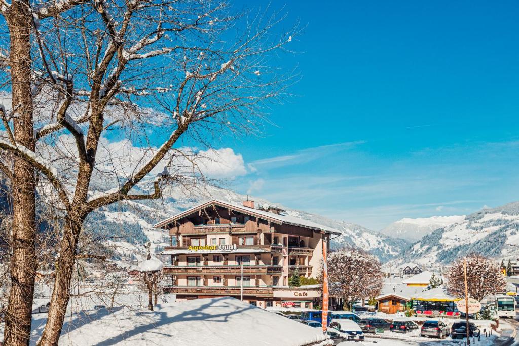 un hotel en las montañas en la nieve en Hotel Alpenhof Kristall en Mayrhofen