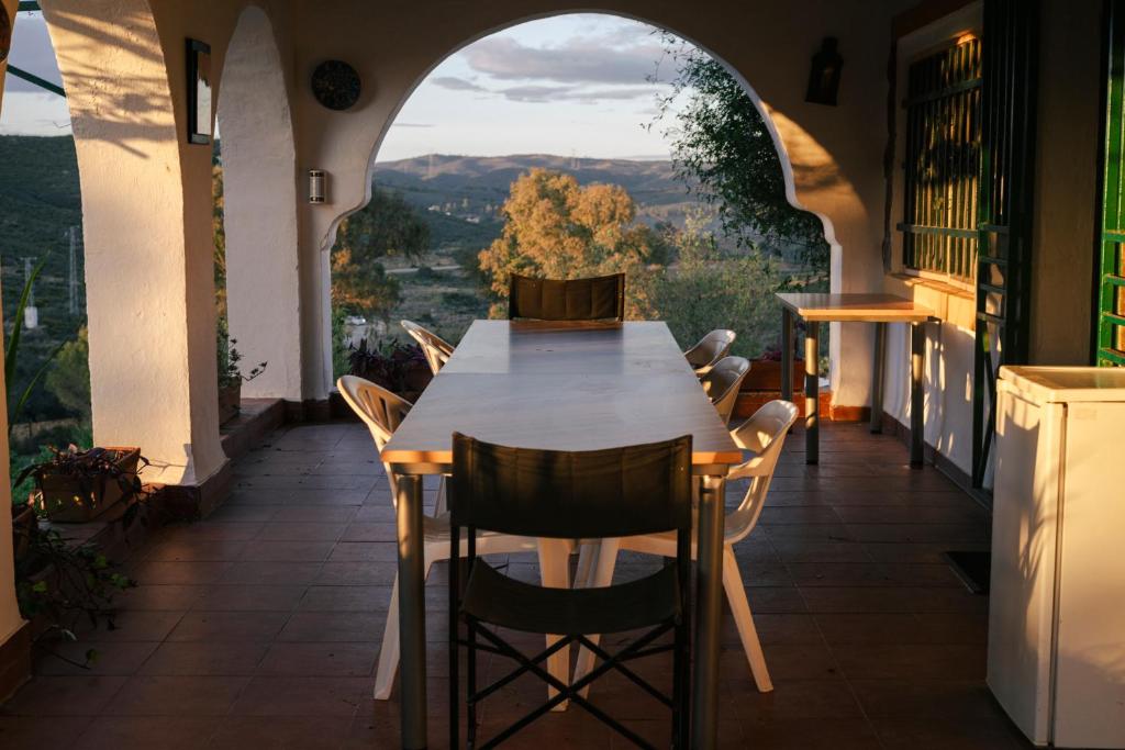 Una mesa y sillas en un balcón con vista. en El Brinco, en Aznalcóllar