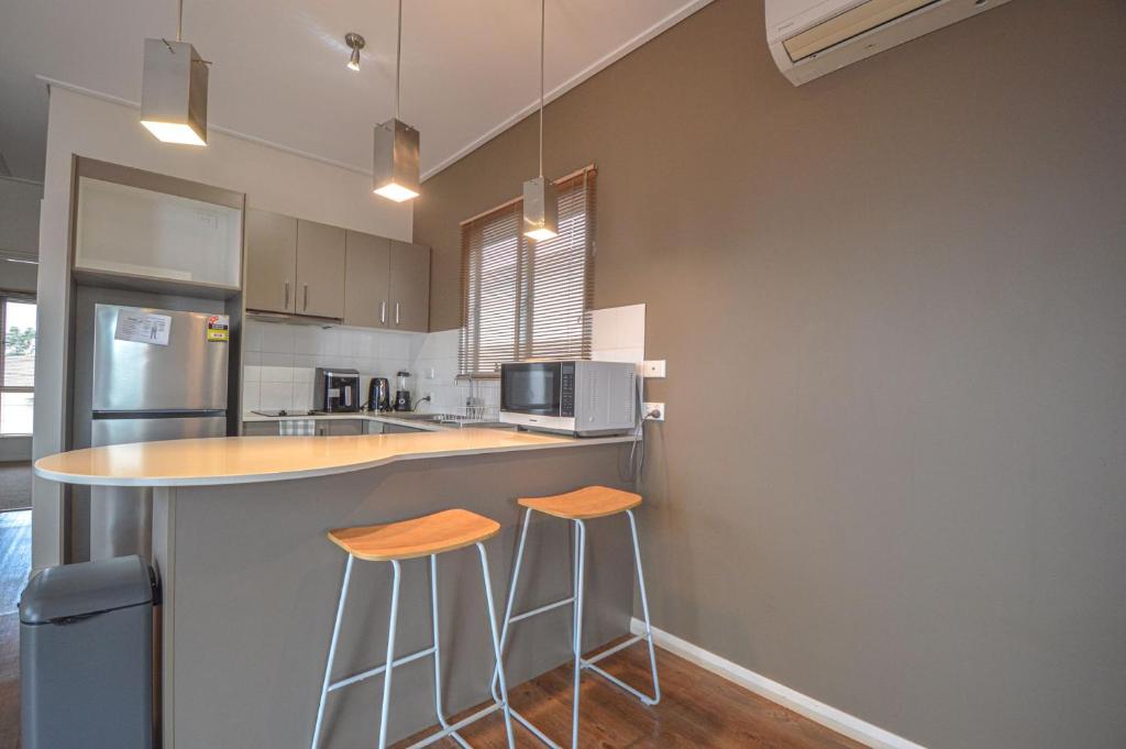 Una cocina o cocineta en Contemporary Crib Generous 1x1