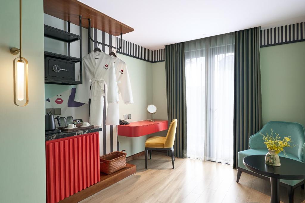 Solaria Balcony Street View