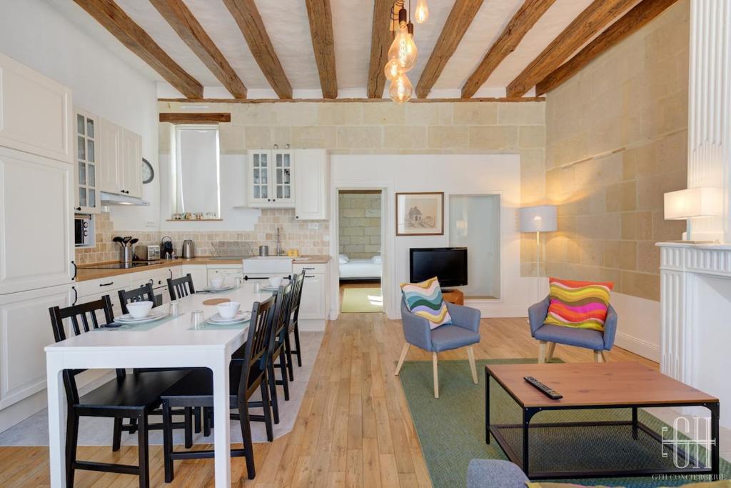 a kitchen and living room with a table and chairs at Le St Graal - 4V - Hyper Centre Ville de Tours in Tours
