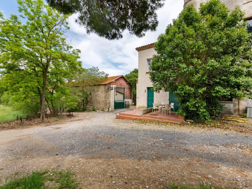 Κήπος έξω από το Apartment with pool amid vineyards and near the beach