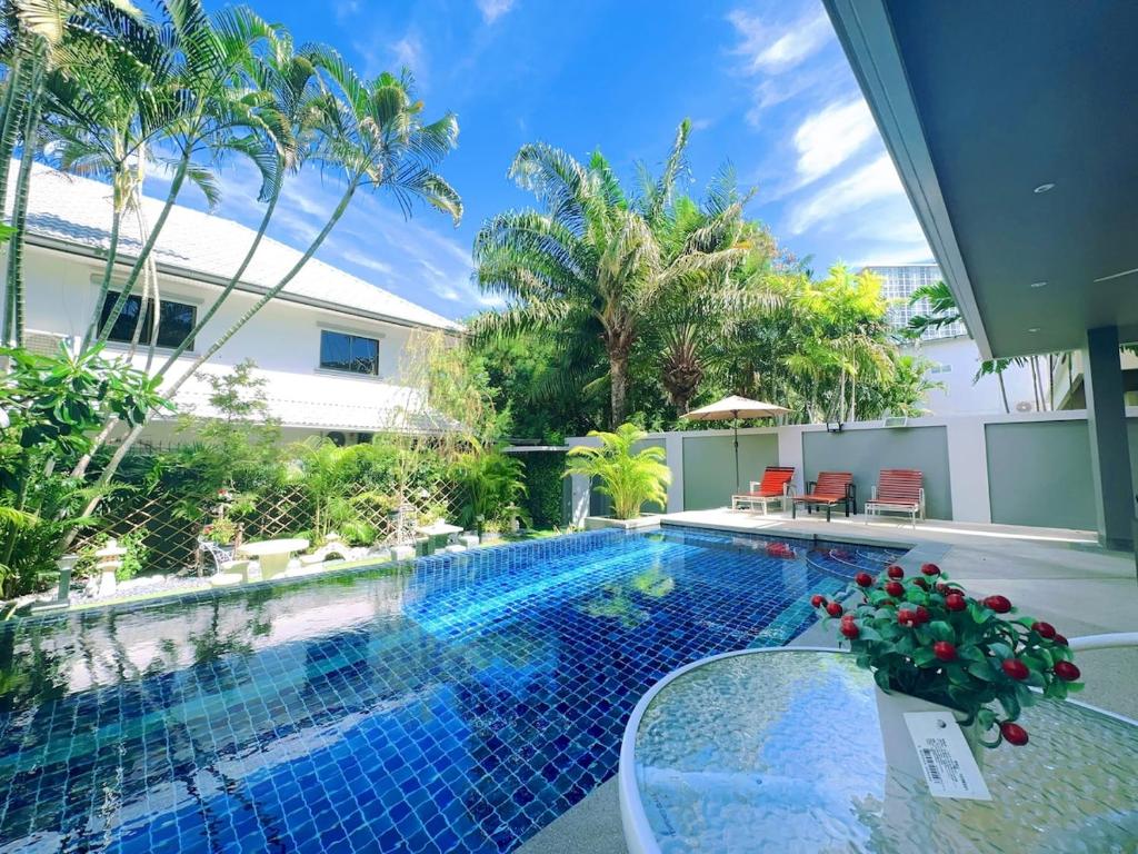Bazén v ubytování Cozysea Pool Villa 4 bedrooms 5 bathrooms with private pool garden villa near the Jomtien beach nebo v jeho okolí