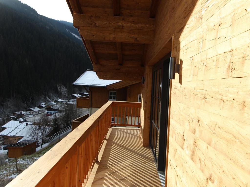 desde el balcón de una casa de madera en Modern chalet with sauna near ski area in Saalbach-Hinterglemm Salzburgerland, en Saalbach Hinterglemm
