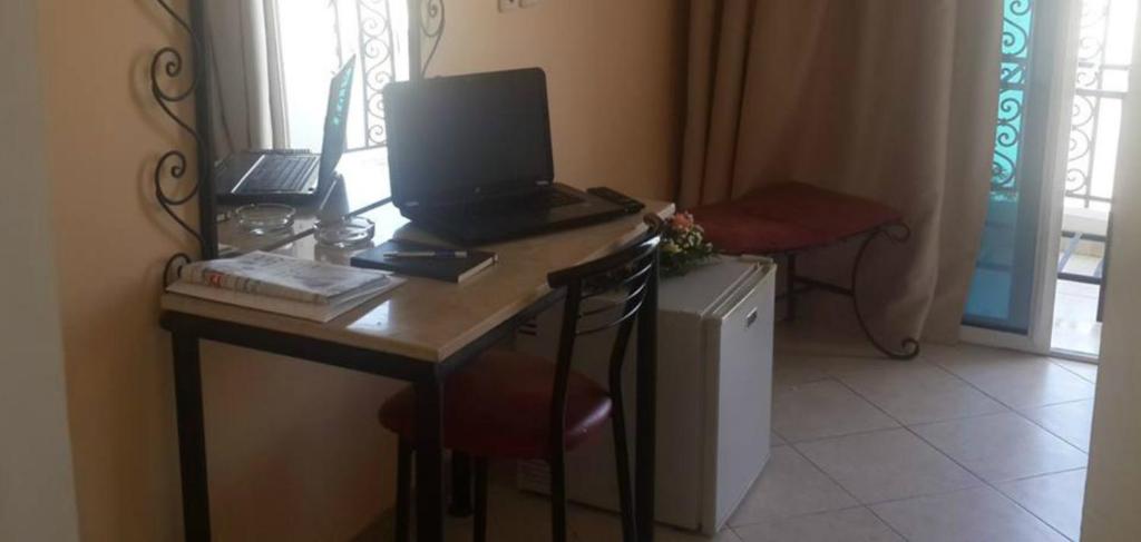 TV a/nebo společenská místnost v ubytování Ariha Hotel