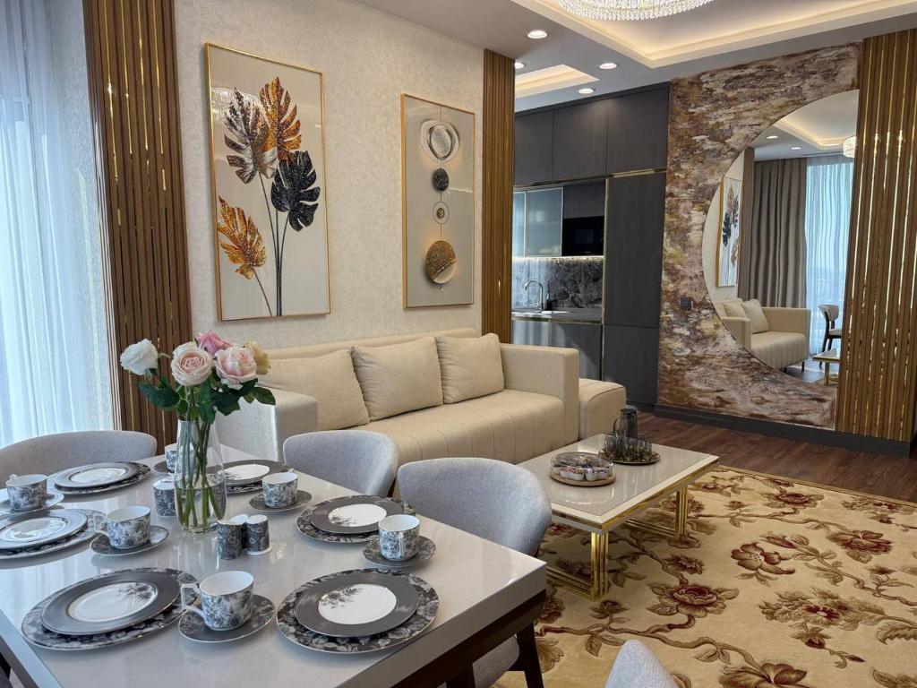 タシュケントにあるAsiaWay Apartment-NEST ONEのソファとテーブルのあるリビングルーム