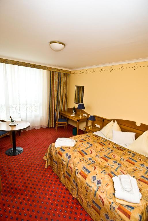 Postel nebo postele na pokoji v ubytování Thermal Resort Hotel Elisabethpark