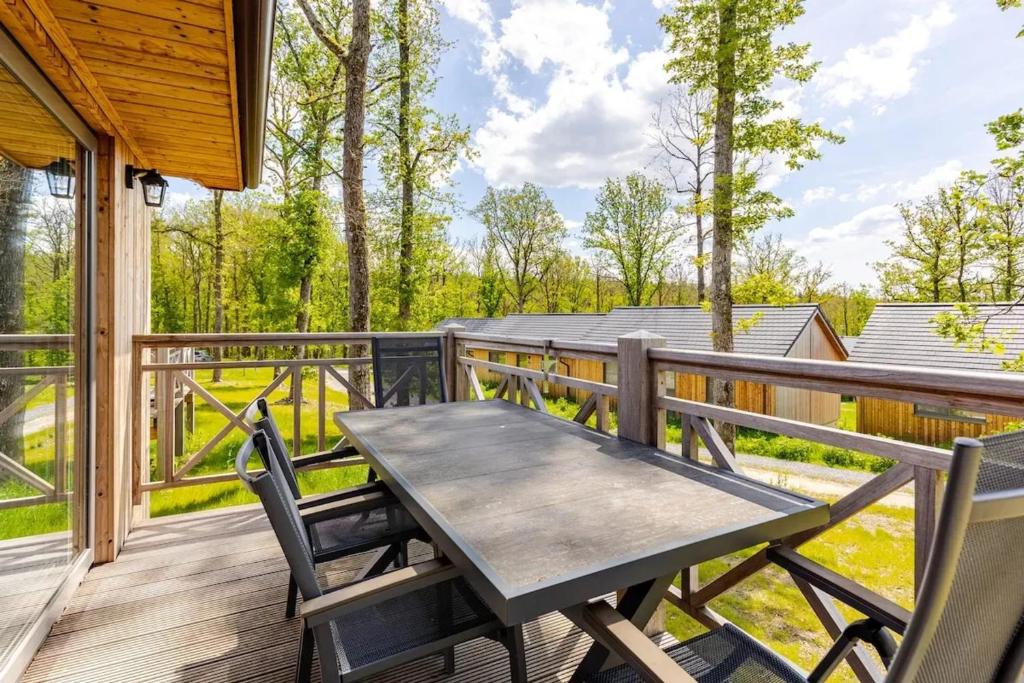 Balkoni atau teres di Comfortable chalet in Somme-Leuze with pétanque court