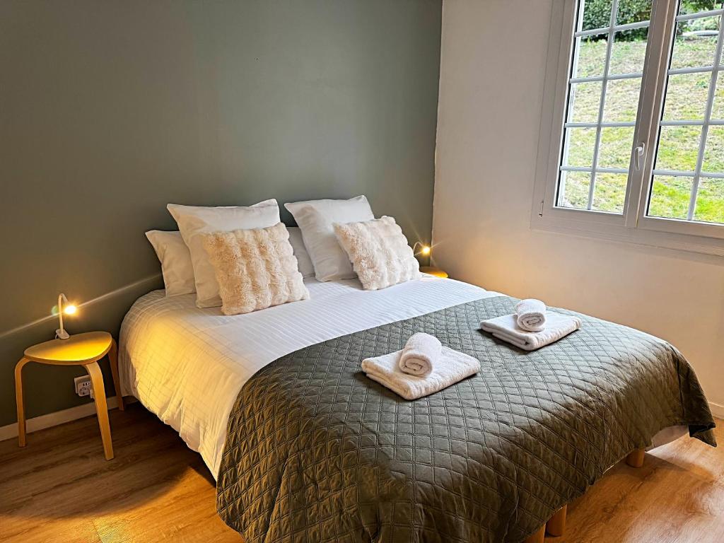 Ένα ή περισσότερα κρεβάτια σε δωμάτιο στο Casa Pace - entre mer & jardin - Trouville