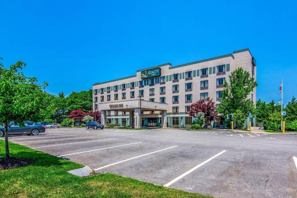 Un edificio con un estacionamiento enfrente. en Quality Inn, en Portsmouth