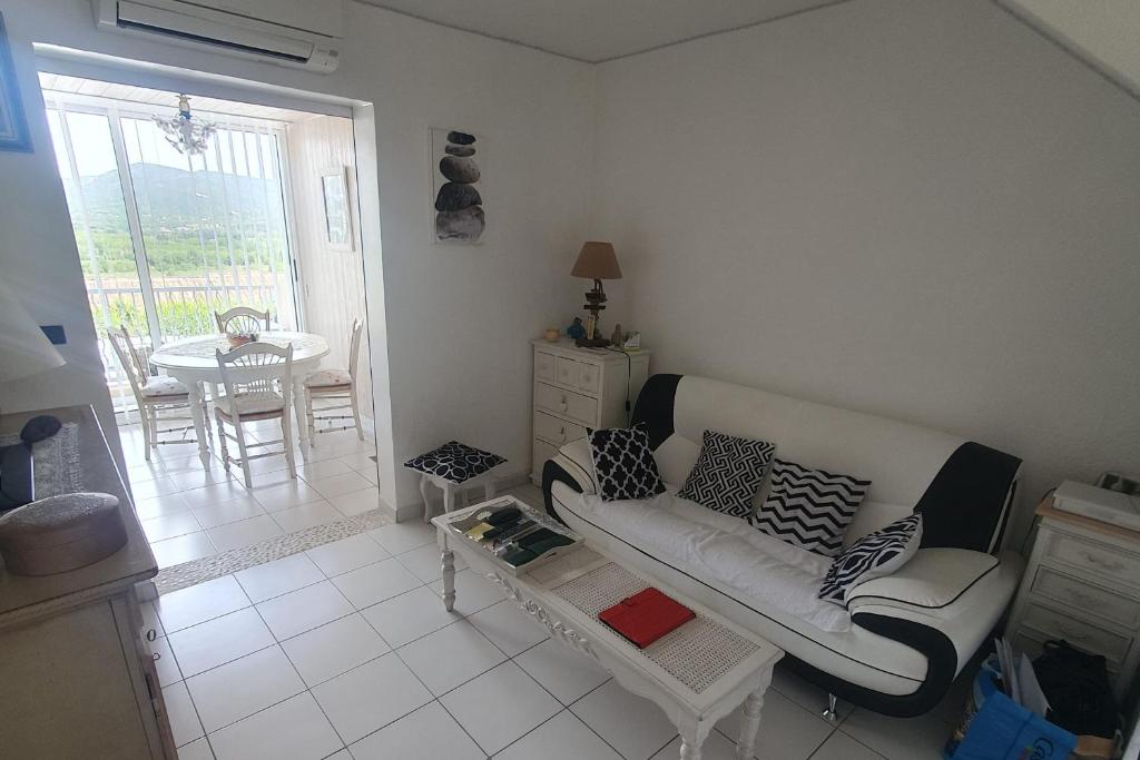 un soggiorno con un divano e un tavolo di Detached house with 3 pools a Cogolin