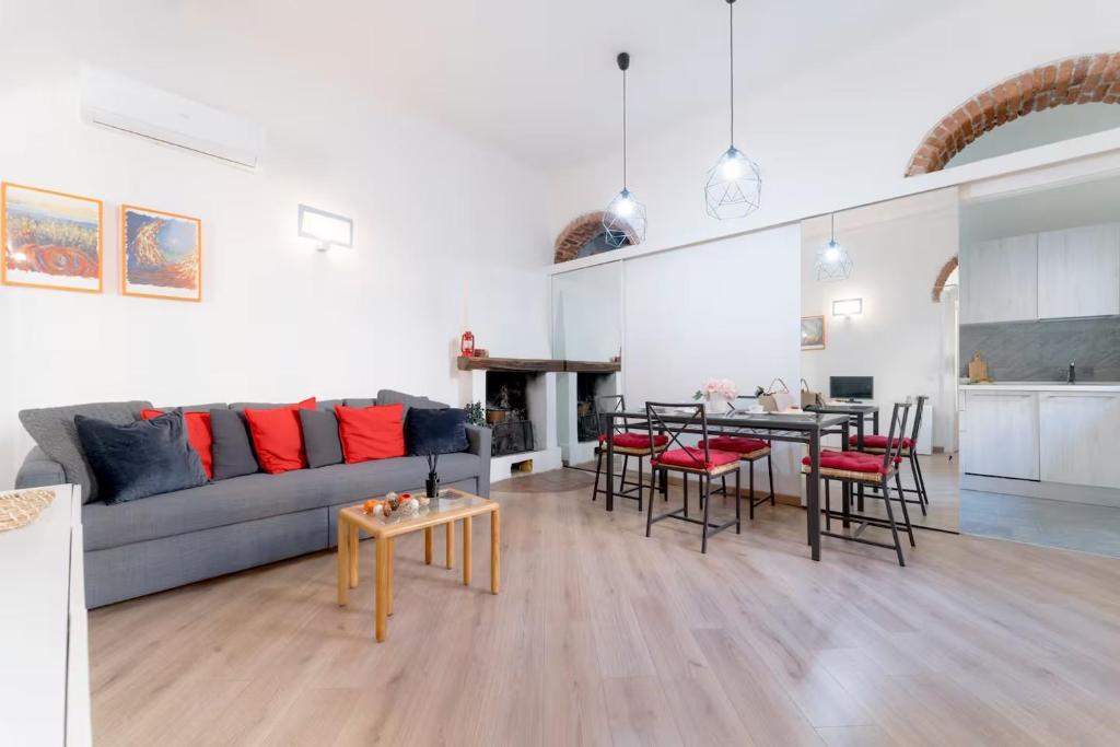 un soggiorno con un divano e un tavolo di Luxury apartment in Isola - De Castillia 20 a Milano