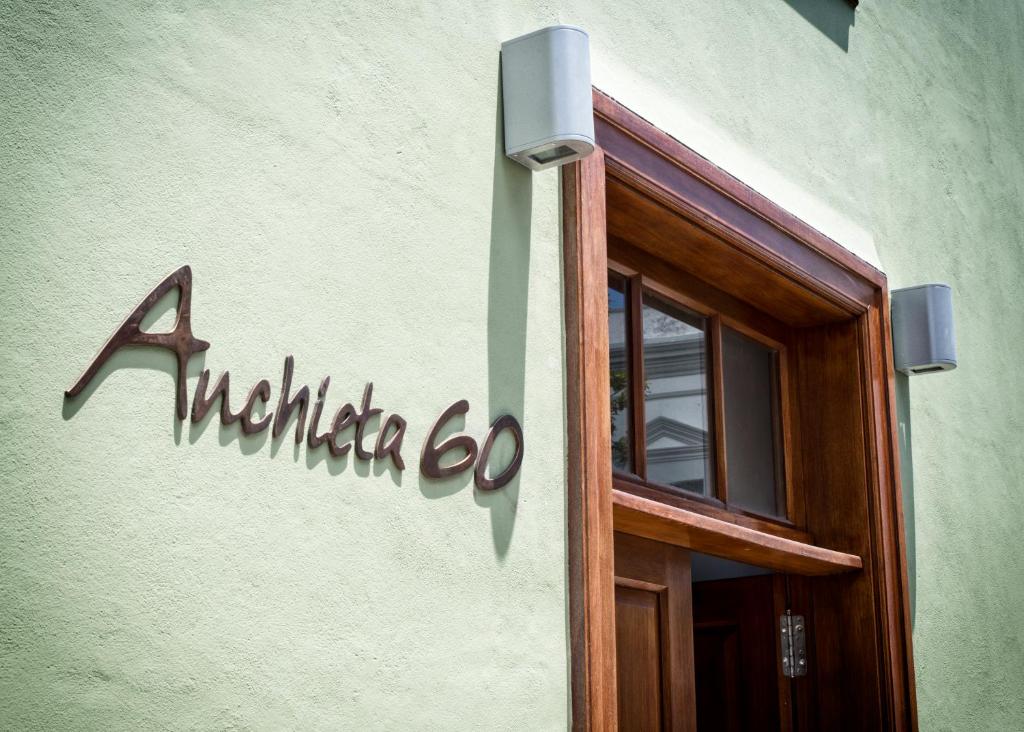 Facade o entrance ng Anchieta 60