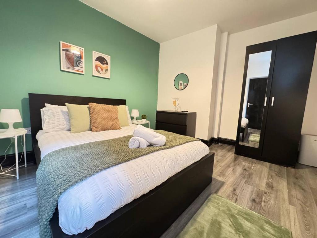 a bedroom with a large bed in a room at Pembroke Place Private Room 12A in Liverpool