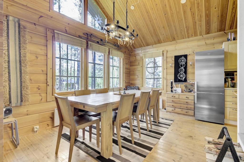 une salle à manger en bois avec une table et des chaises dans l'établissement Villa Christina, à Pyhätunturi