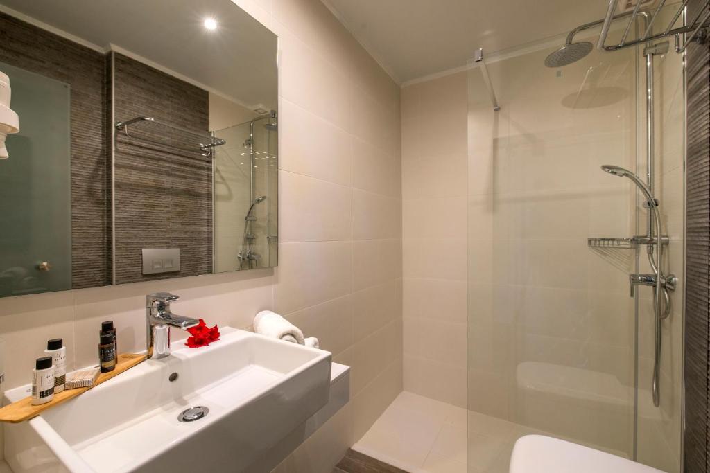 A bathroom at Albatros Hotel
