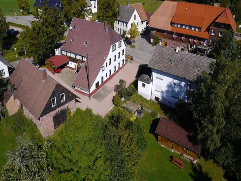 una vista dall'alto di un grande edificio bianco e di una casa di Ferienwohnung in Lauterbach im Schwarzwald a Lauterbach