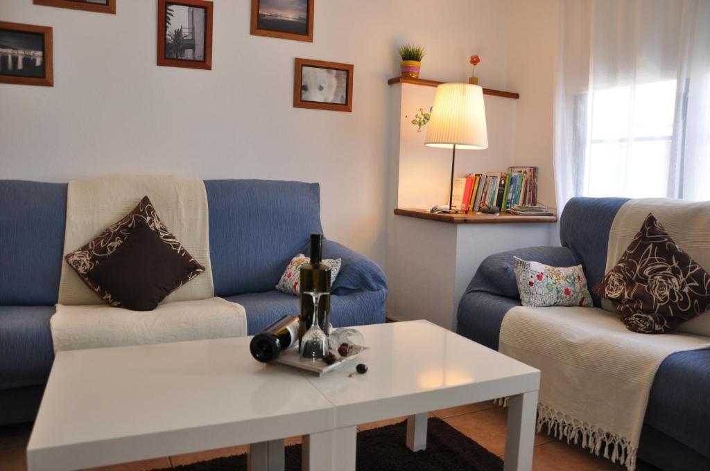 - un salon avec deux canapés et une table basse dans l'établissement Acogedor apartamento en la playa, à Famara
