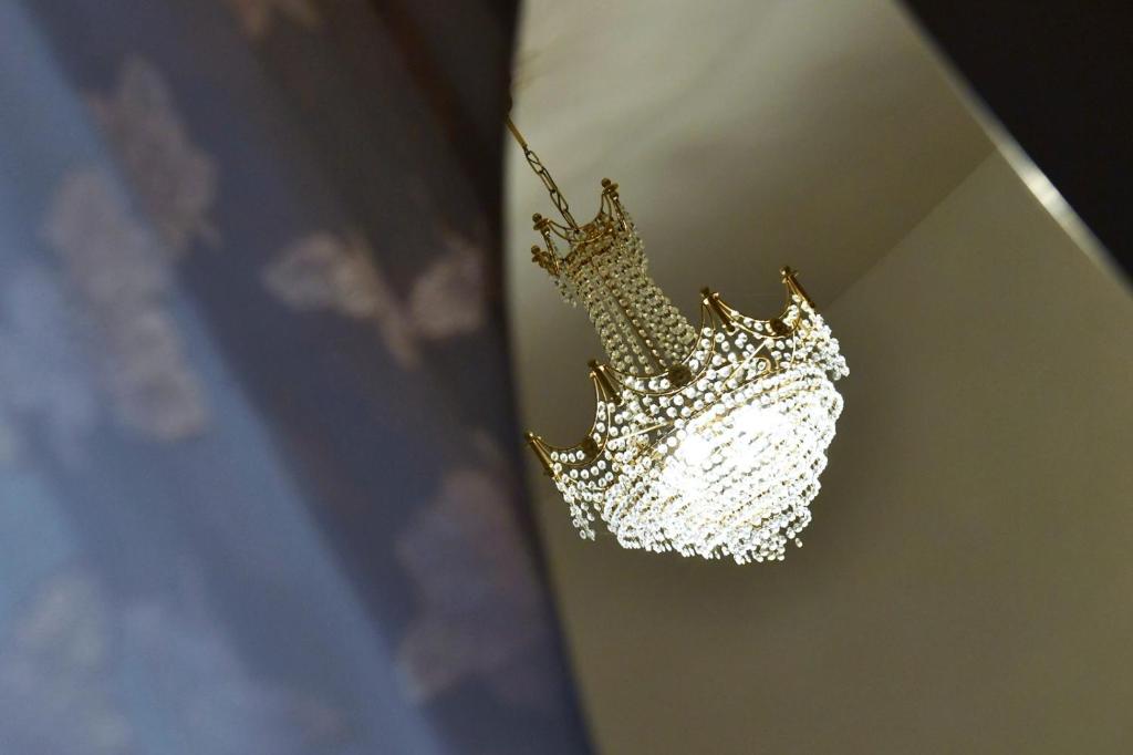 une couronne en or sur le côté d'une cravate dans l'établissement Sole Abano Terme, à Abano Terme