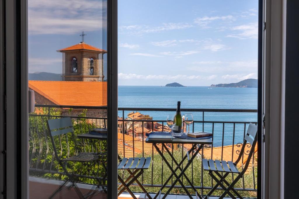 - Balcón con mesa y vistas al océano en Lamar Residenza al Mare di Tellaro, en Lerici