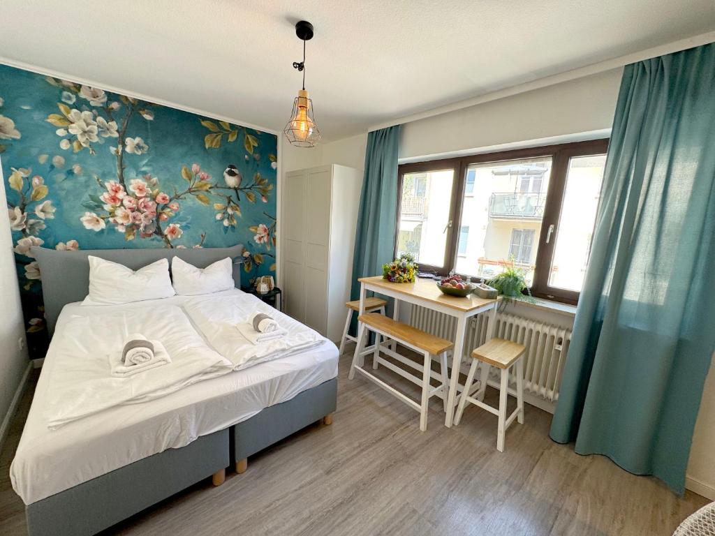 ein kleines Schlafzimmer mit einem Bett und einem Schreibtisch in der Unterkunft Cozy Studioapartment in Würzburg