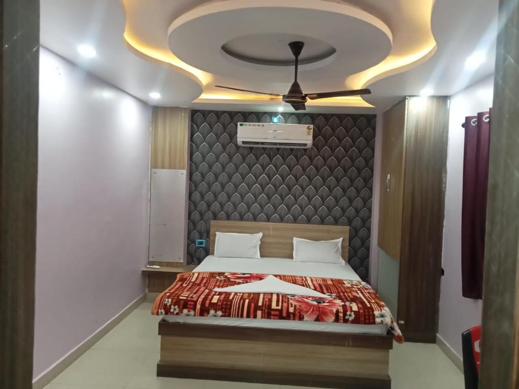 Un dormitorio con una cama grande con techo. en Hotel Regal Heights, en Deoghar