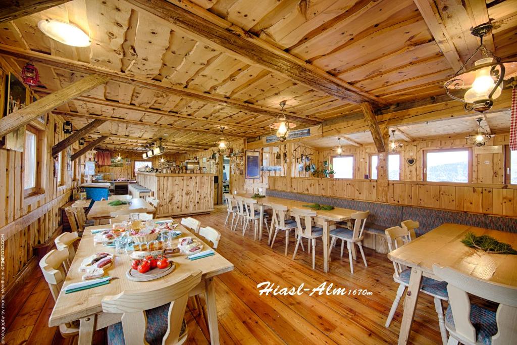 Reštaurácia alebo iné gastronomické zariadenie v ubytovaní Hiasl Zirbenhütte
