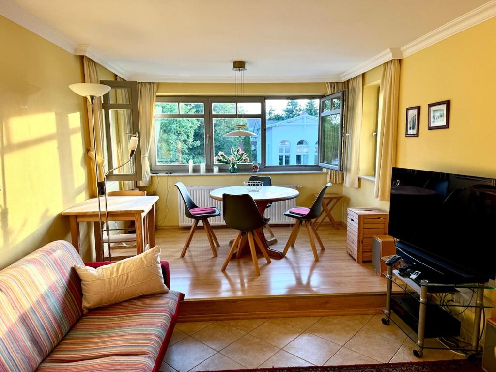 a living room with a couch and a table at Sonnige, ruhige Wohnung 5 min zum Strand u Zentrum in Zinnowitz