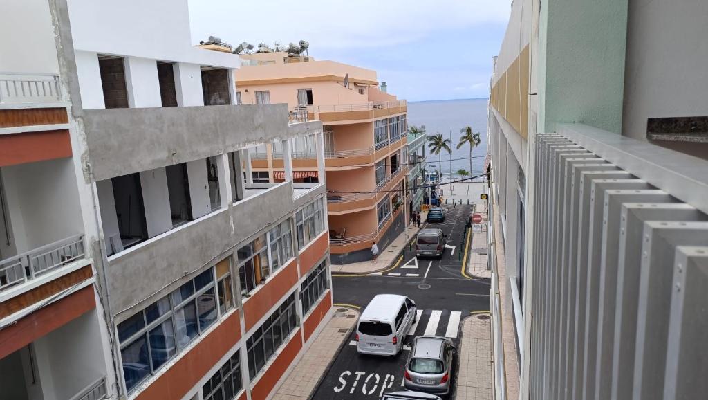 Una vista aérea de una calle de la ciudad con edificios. en Casa Naos, en Puerto Naos