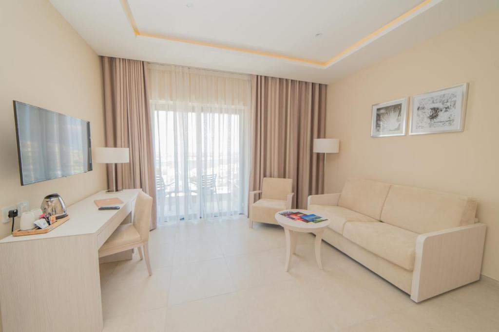 Maritim Antonine Hotel & Spa - Deluxe Suite With Garden View