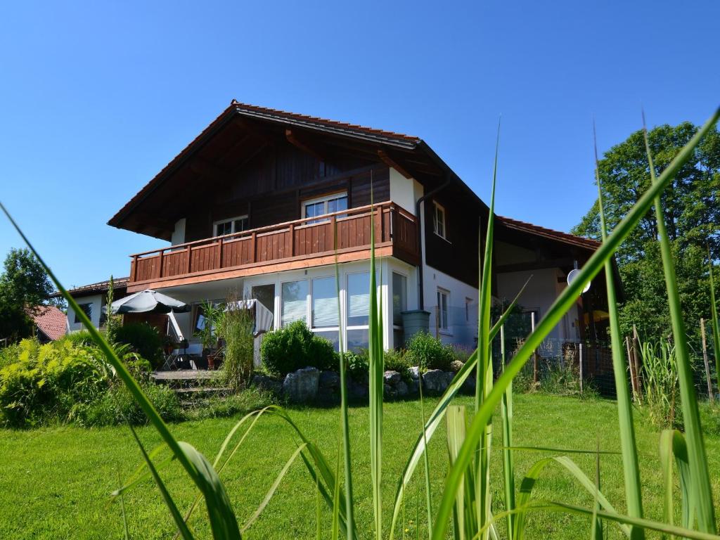 a house on a green field with grass at Ferienwohnung in Halblech in Halblech