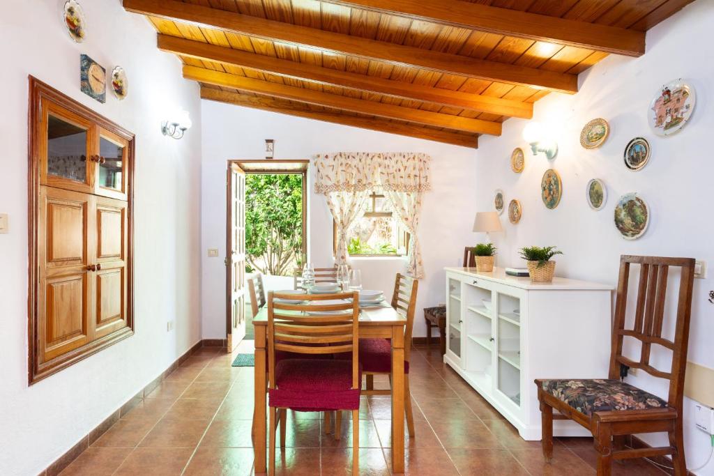 a dining room with a table and chairs at OkStay - Casa Canaria en El Sauzal in Tacoronte