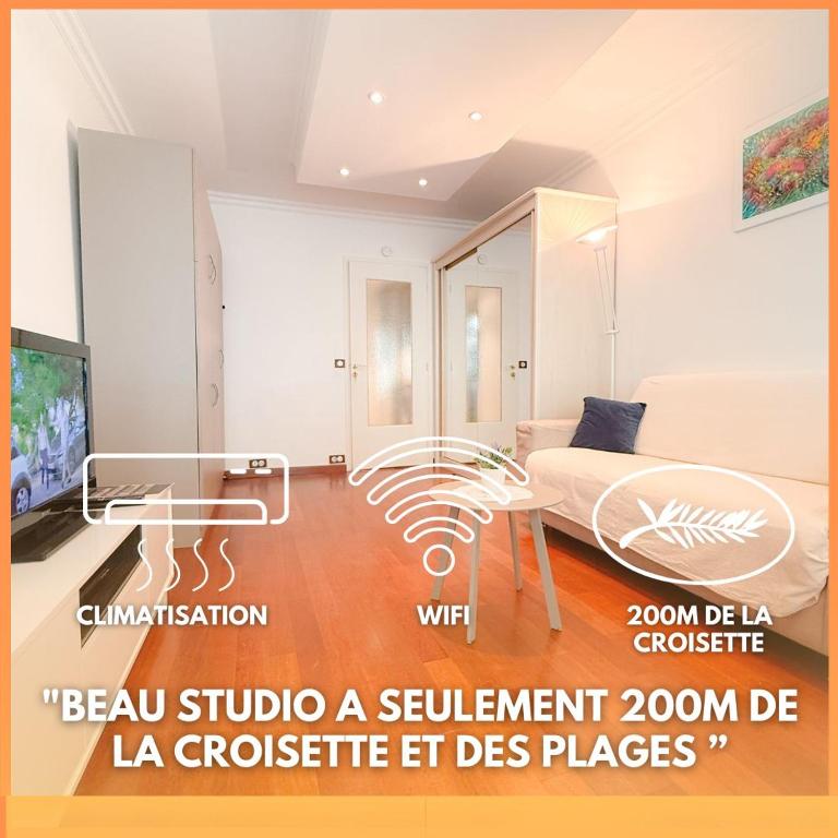 una camera da letto con un letto e un tavolo in una stanza di Le Angie By ApiRent #Climatisation #Croisette #Wifi a Cannes