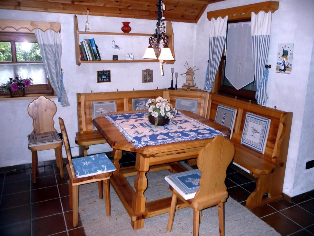 Un comedor con mesa y sillas de madera. en Ferienwohnung, Herzlake, en Herzlake