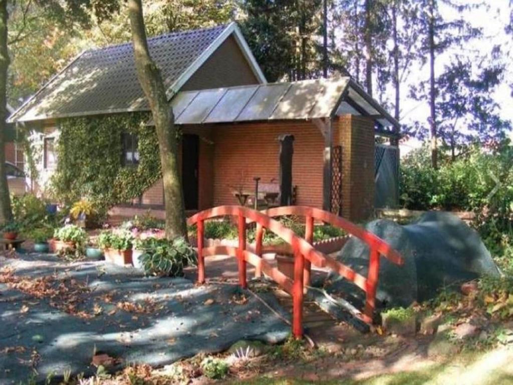 ein kleines Haus mit einem Spielplatz davor in der Unterkunft Ferienwohnung, Herzlake in Herzlake