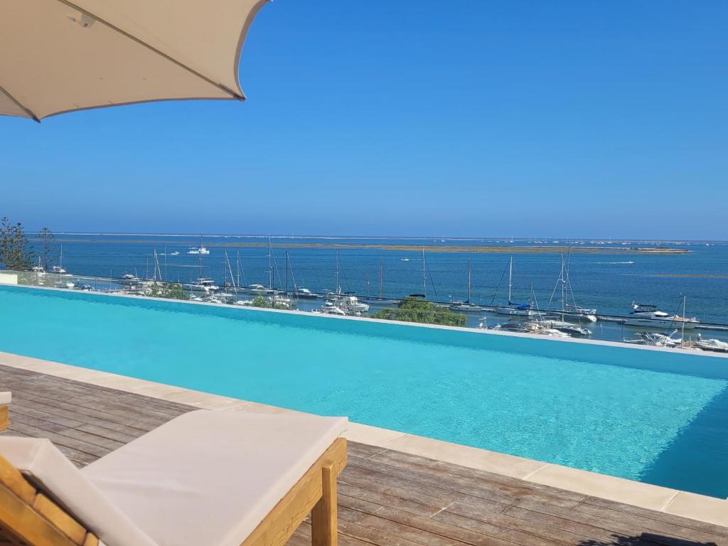 Una gran piscina con vista al mar. en DelMar WaterFront DL, en Olhão