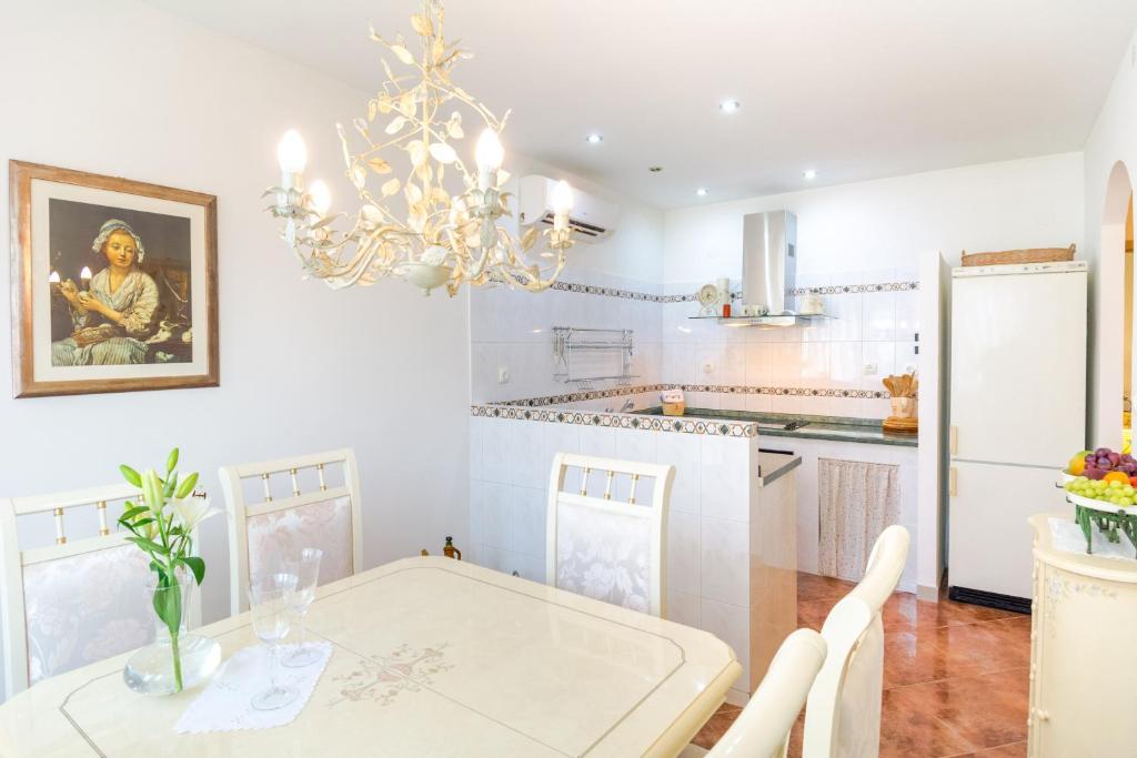 Kuchyňa alebo kuchynka v ubytovaní Apartment Mandalina