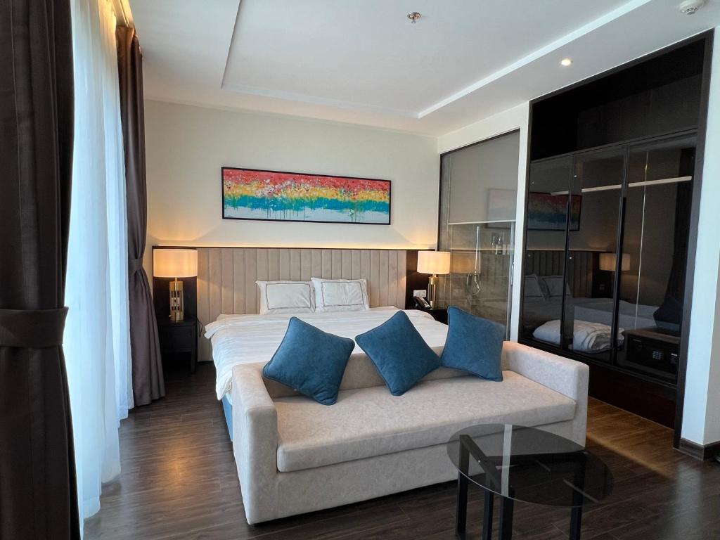 Cama o camas de una habitación en Em Apartment - Ocean and Lighthouse View, Sapphire Residence S2