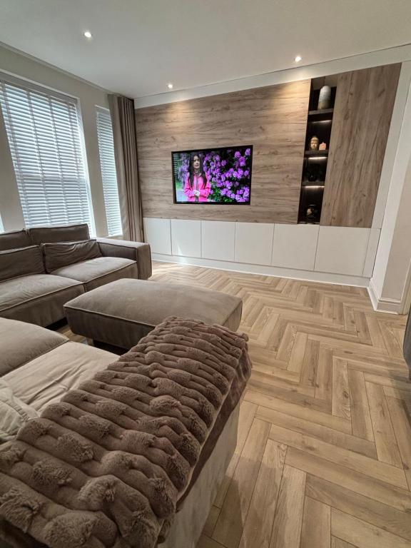 TV a/nebo společenská místnost v ubytování Seaside Retreat Luxury Apartment