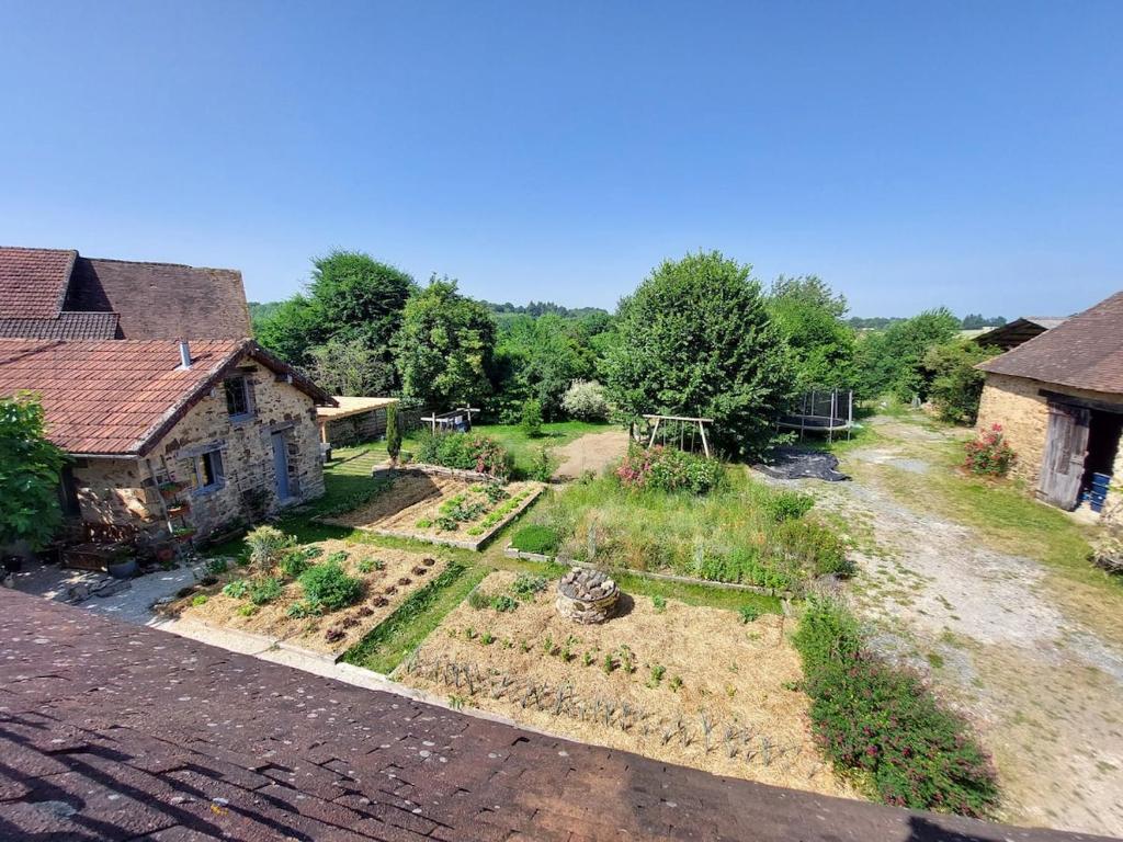 Taman di luar Le Potagîte, Gîte dans un jardin potager Limousin