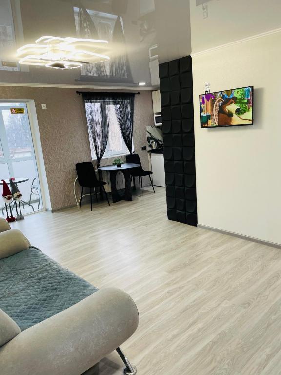 Студия 3-х комнатная ул Соборности 42 في كريفوي روغ: غرفة بها سرير وطاولة وكراسي