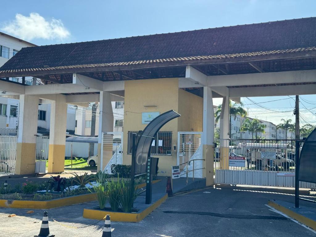 a building with a metal sculpture in a parking lot at Apartamento COP 30 soure in Marituba