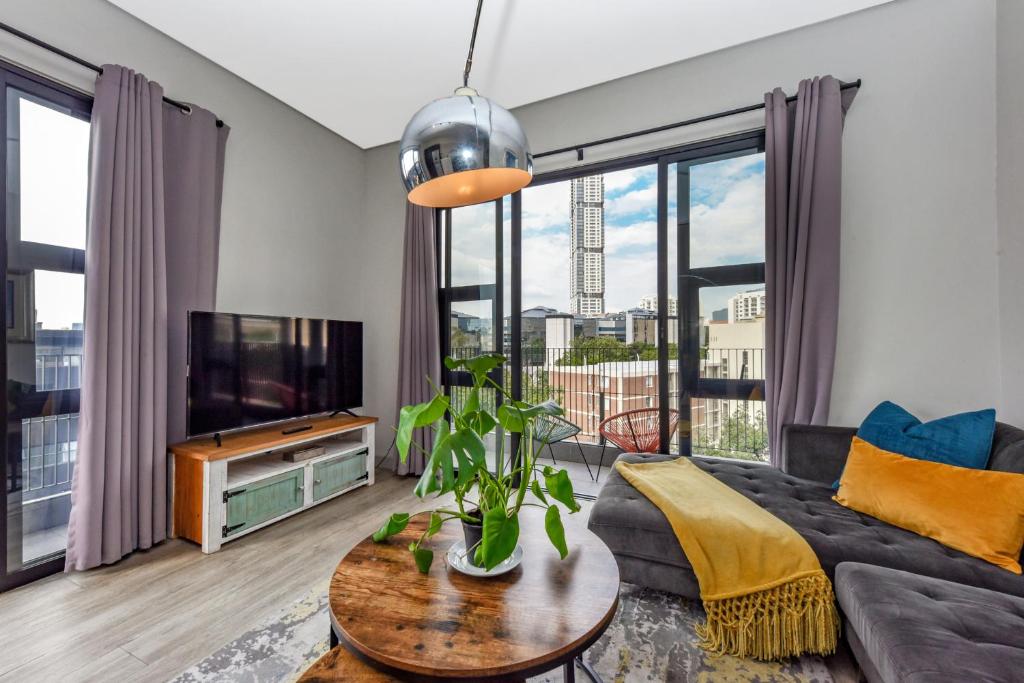 Et tv og/eller underholdning på Penthouse Vibes with Panoramic Sandton Views at The Lineal